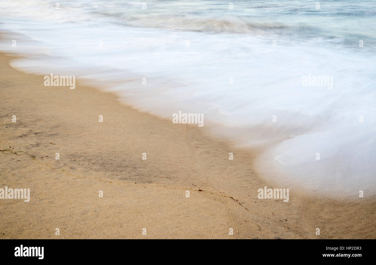 Nahaufnahme von Strand, Sand und Wellen. Langzeitbelichtung Bild. Stockfoto