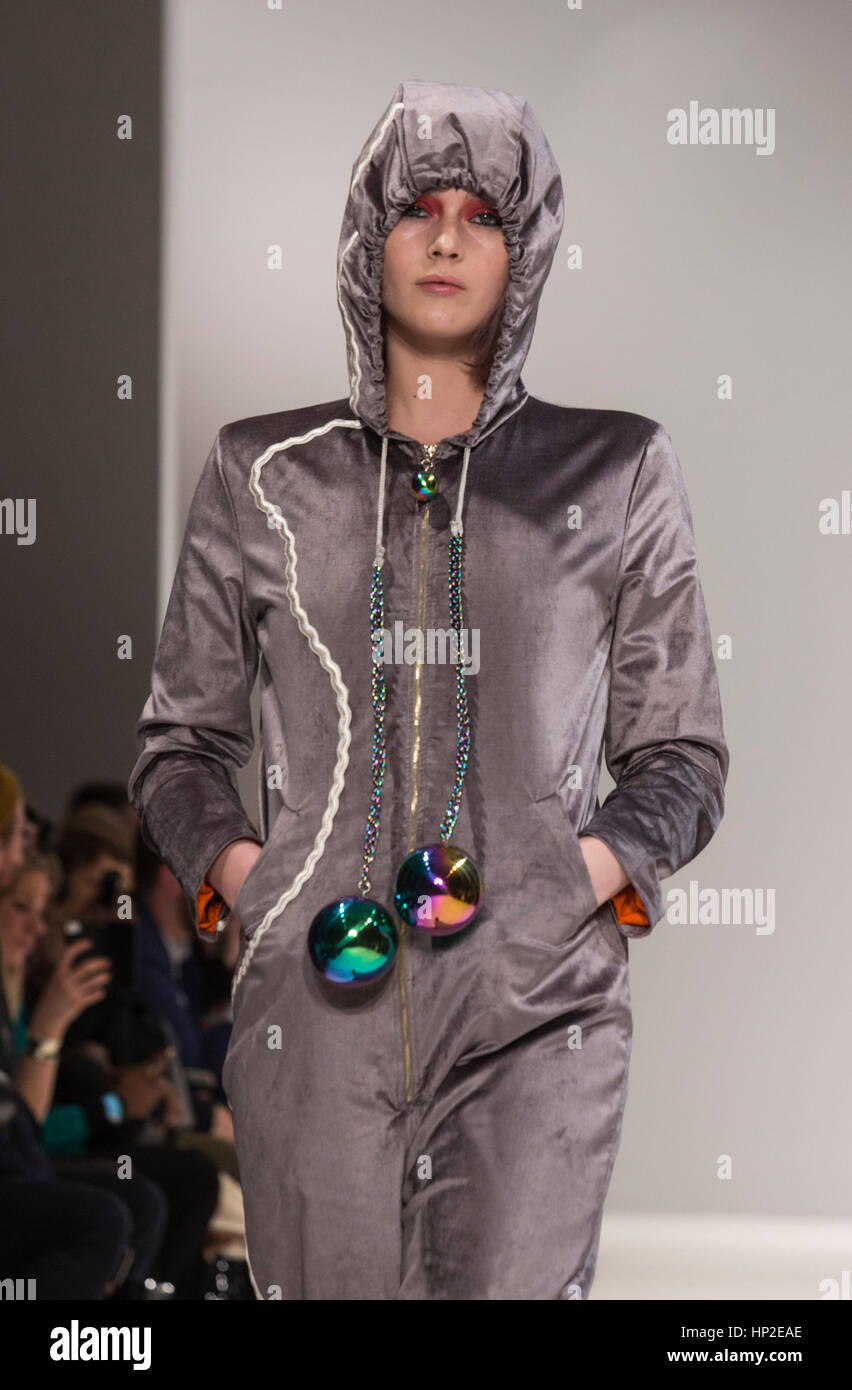 London, UK. 17. Februar 2017. Ein Modell geht die Start-und Landebahn Mode von RU während diejenigen, die Uhr Schaufenster für aufstrebende Designer präsentiert. Zu beobachten ist eine Show im Fashion Scout während der London Fashion Week. Stockfoto