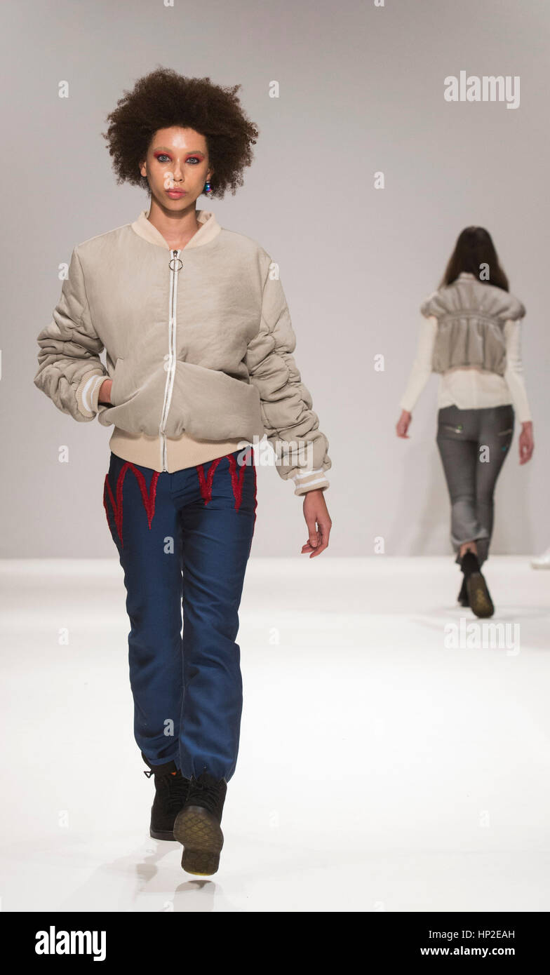 London, UK. 17. Februar 2017. Ein Modell geht die Start-und Landebahn Mode von RU während diejenigen, die Uhr Schaufenster für aufstrebende Designer präsentiert. Zu beobachten ist eine Show im Fashion Scout während der London Fashion Week. Stockfoto