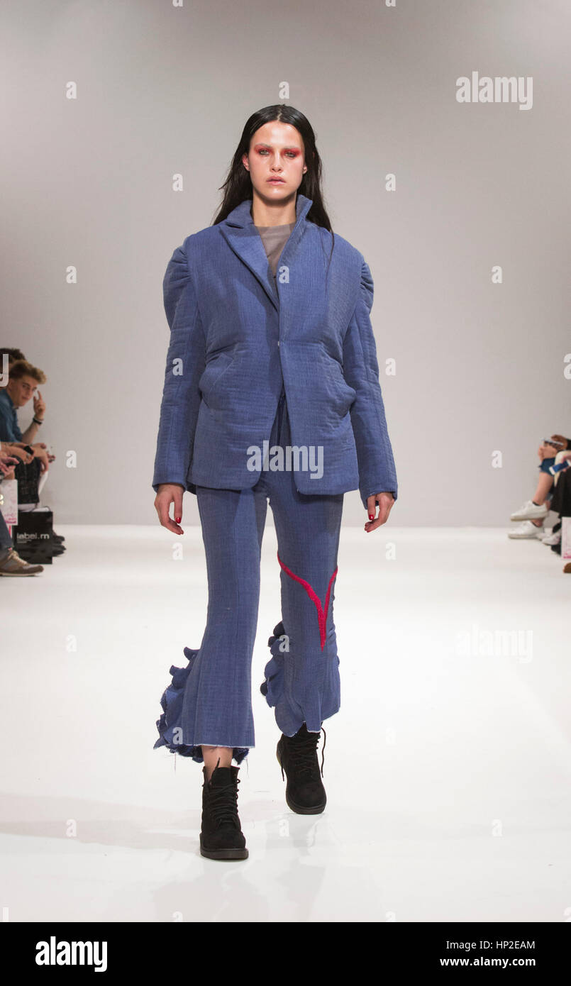 London, UK. 17. Februar 2017. Ein Modell geht die Start-und Landebahn Mode von RU während diejenigen, die Uhr Schaufenster für aufstrebende Designer präsentiert. Zu beobachten ist eine Show im Fashion Scout während der London Fashion Week. Stockfoto