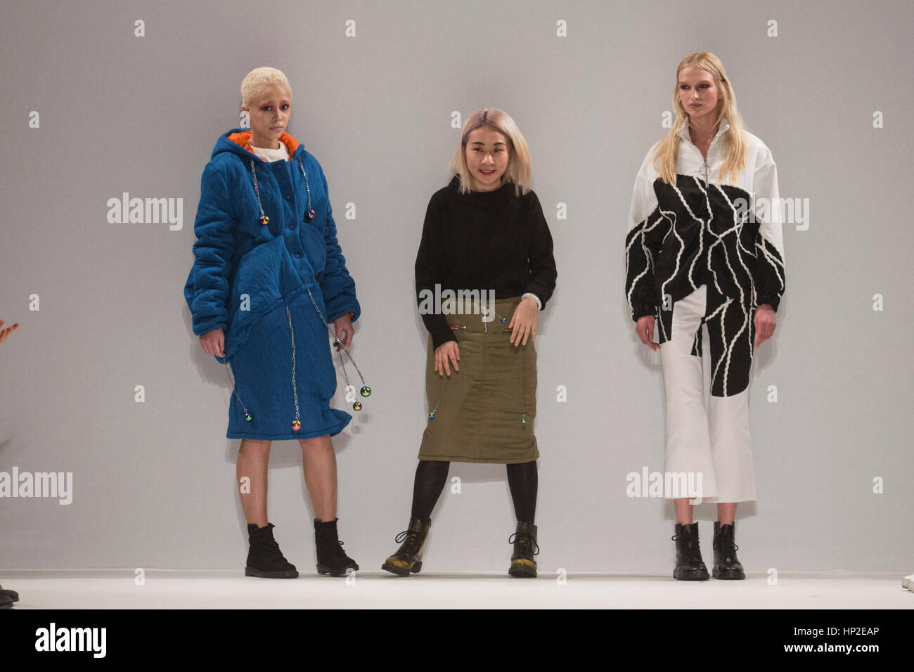 London, UK. 17. Februar 2017. Ein Modell geht die Start-und Landebahn Mode von RU während diejenigen, die Uhr Schaufenster für aufstrebende Designer präsentiert. Zu beobachten ist eine Show im Fashion Scout während der London Fashion Week. Stockfoto