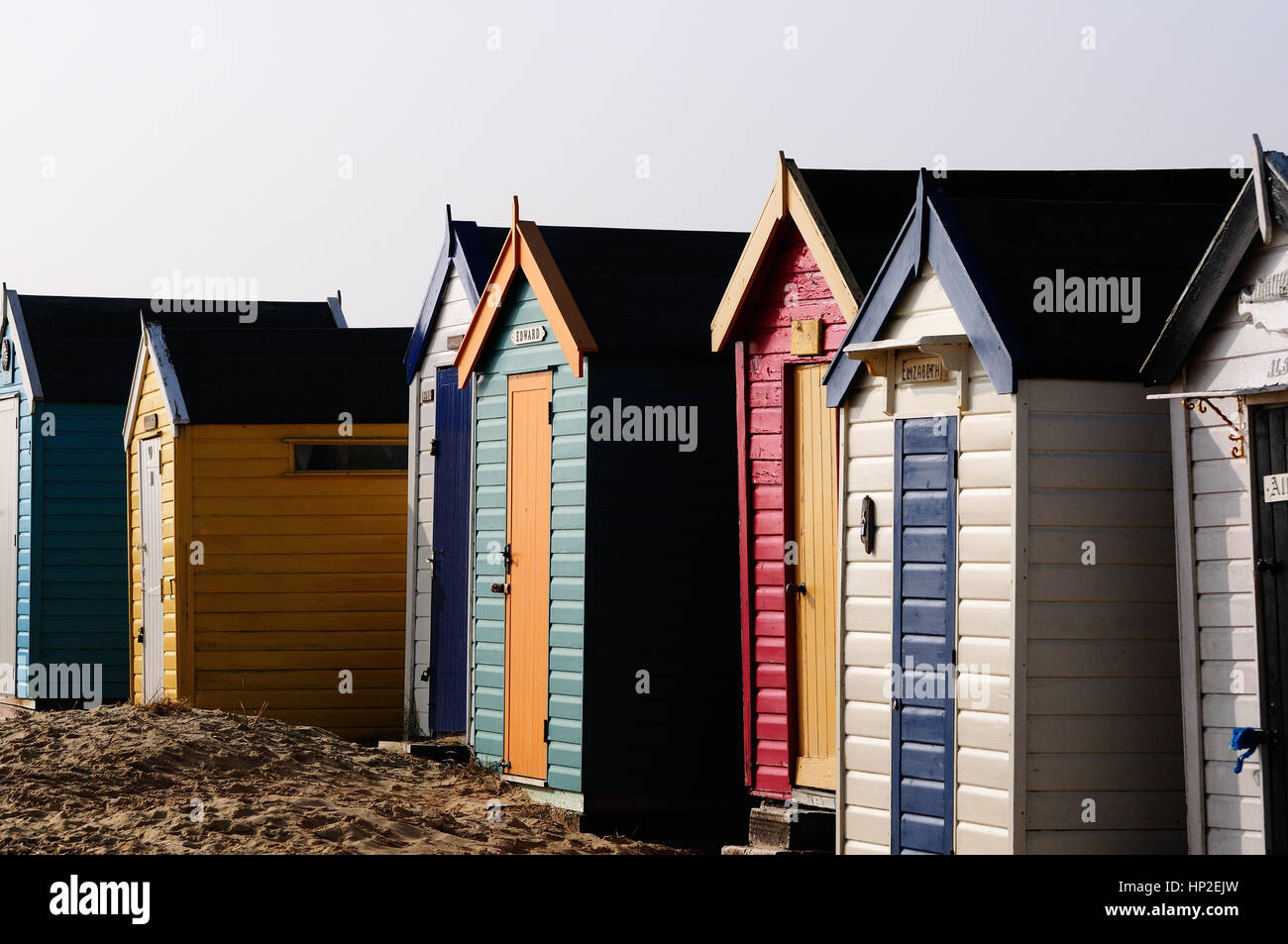 Vibrantly farbigen Strandhütten am Strand von Southwold Stockfoto