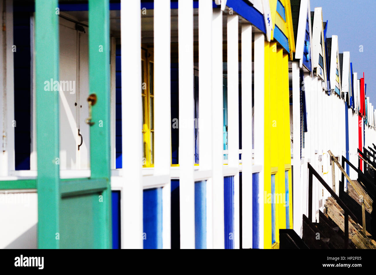 bunte Strandhäuschen entlang der Strandpromenade in Southwold, Norfolk Stockfoto