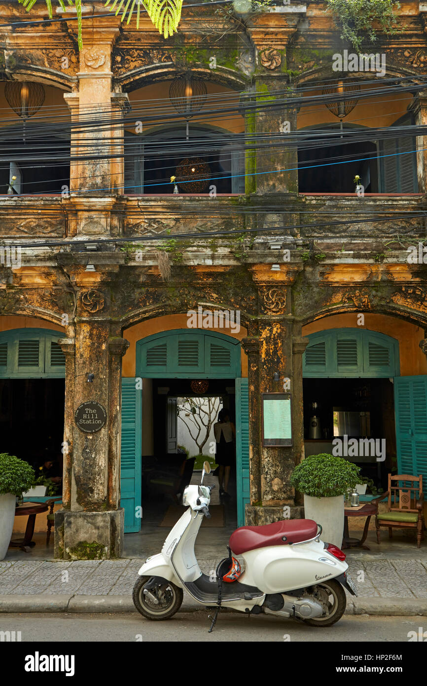 Vespa-Roller und The Hill Station Deli und Boutique, Hoi an ein (UNESCO  Weltkulturerbe), Vietnam Stockfotografie - Alamy