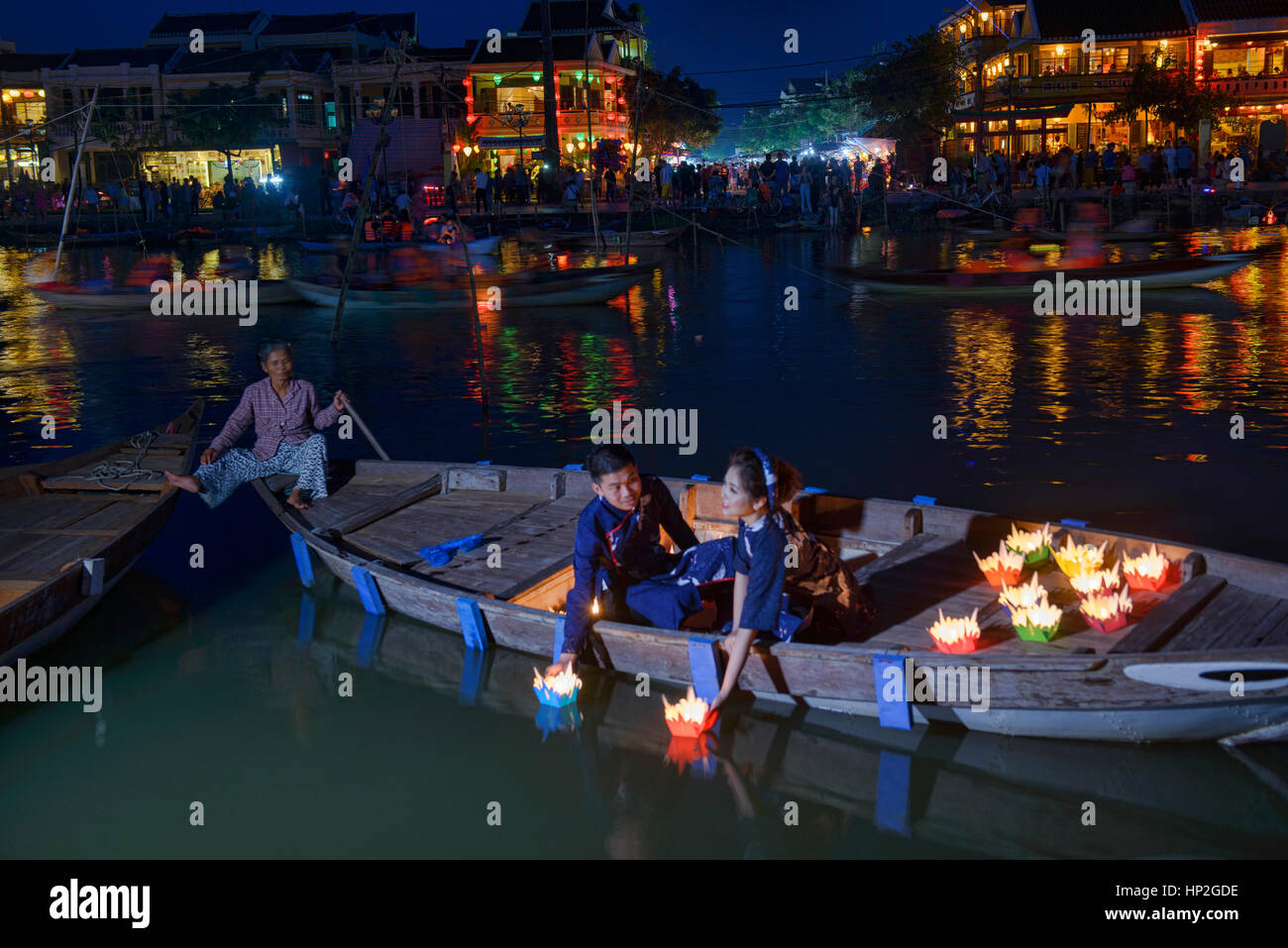 Paar schwimmt Kerze Laternen am Thu Bon Fluss während der Vollmond-Festival, Hoi an, Vietnam Stockfoto