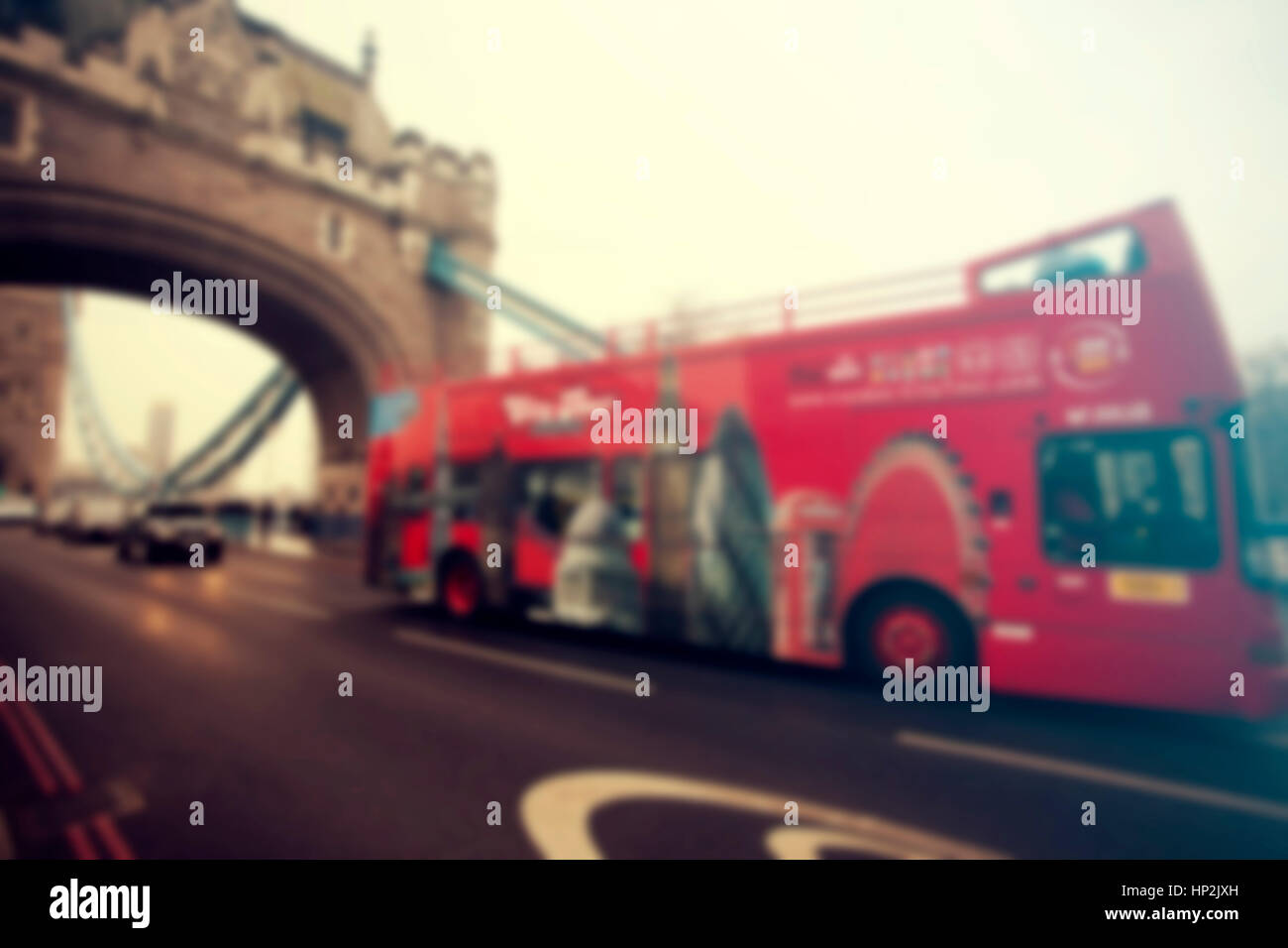 Tower Bridge mit roten Bus in London, England - unscharf gestellt Vintage-Hintergrund Stockfoto