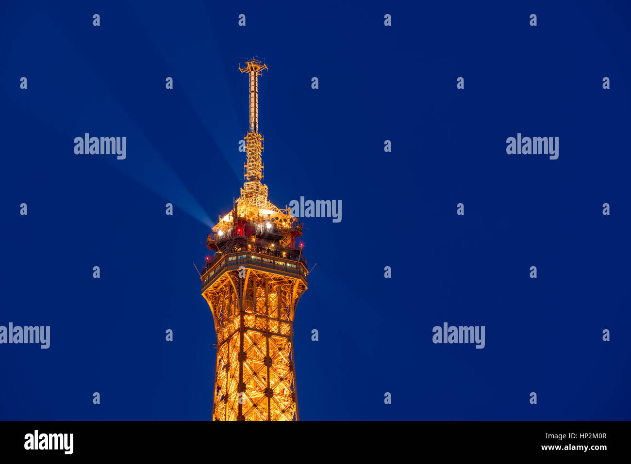 Oben auf dem Eiffelturm beleuchtet in der Dämmerung. Champs-de-Mars, 7. Arrondissement, Paris, Frankreich Stockfoto