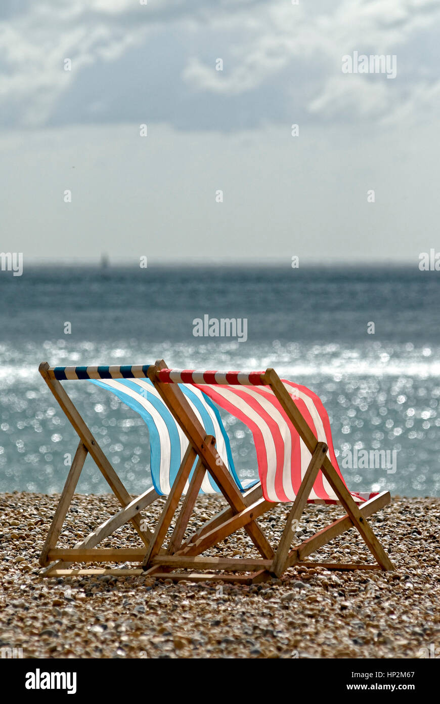 Zwei leere Liegestühle am Strand Stockfoto