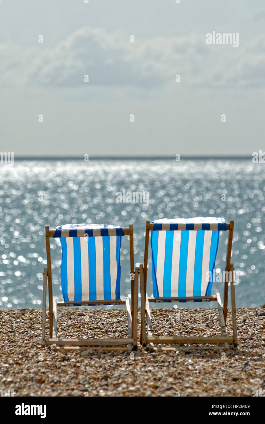Zwei leere Liegestühle am Strand Stockfoto