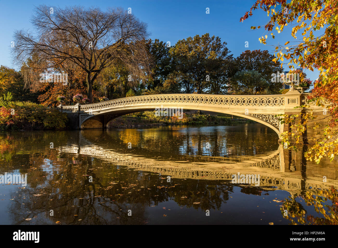 Fallen Sie im Central Park am See mit der Bogenbrücke. Manhattan, New York City Stockfoto