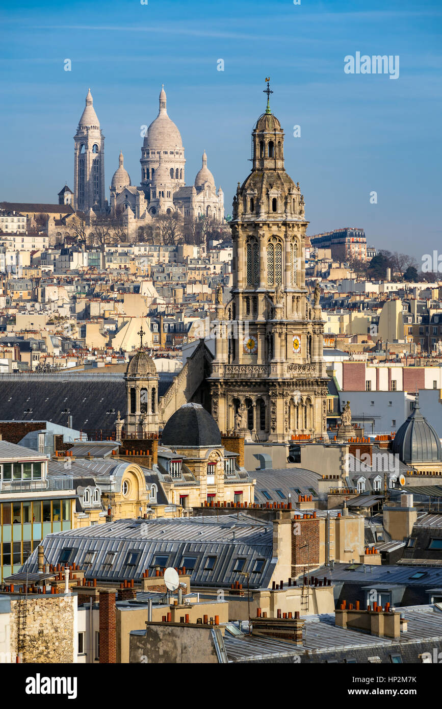 Dächer von Paris mit der Basilika Sacre-Coeur in Montmartre und die Trinity Church. 18. Arrondissement, Paris, Frankreich Stockfoto