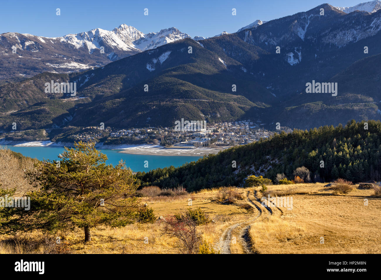 Erhöhten Blick über Dorf Savines-le-Lac und Serre Poncon See im Winter. Hautes-Alpes, südlichen Alpen, Frankreich Stockfoto