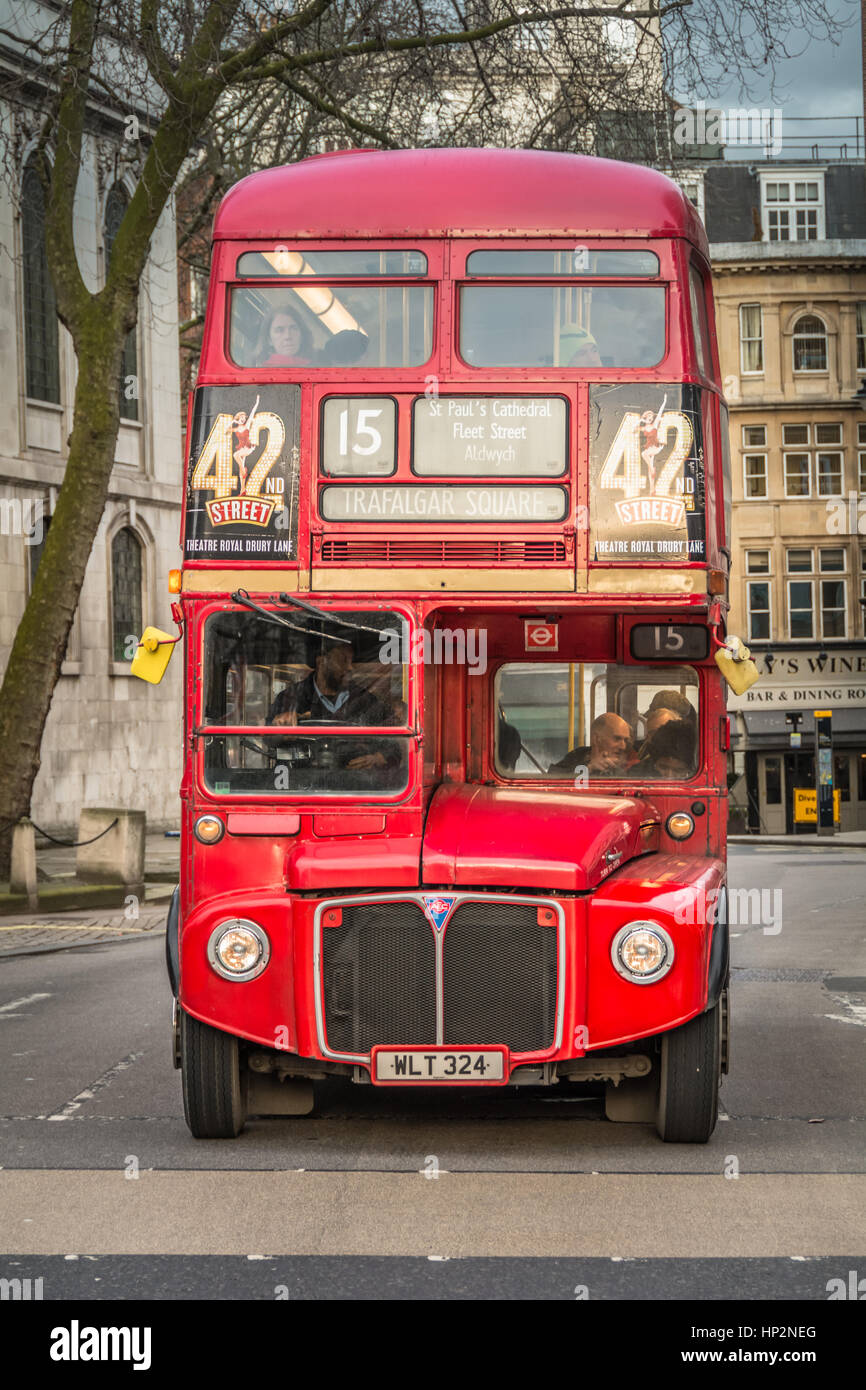 Ein Routemaster Bus Nr. 15 auf dem Messestand in Londons West End. Stockfoto