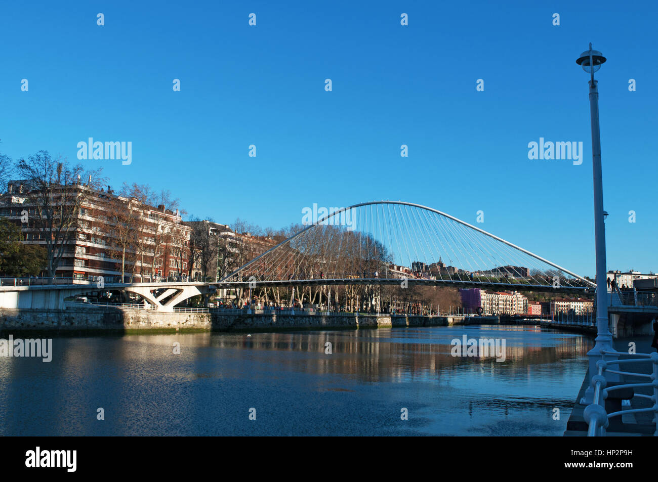 Spanien: die Skyline von Bilbao und Nervion River mit Blick auf die Zubizuri, die weiße Brücke oder der Campo Volantin Brücke von Santiago Calatrava Stockfoto