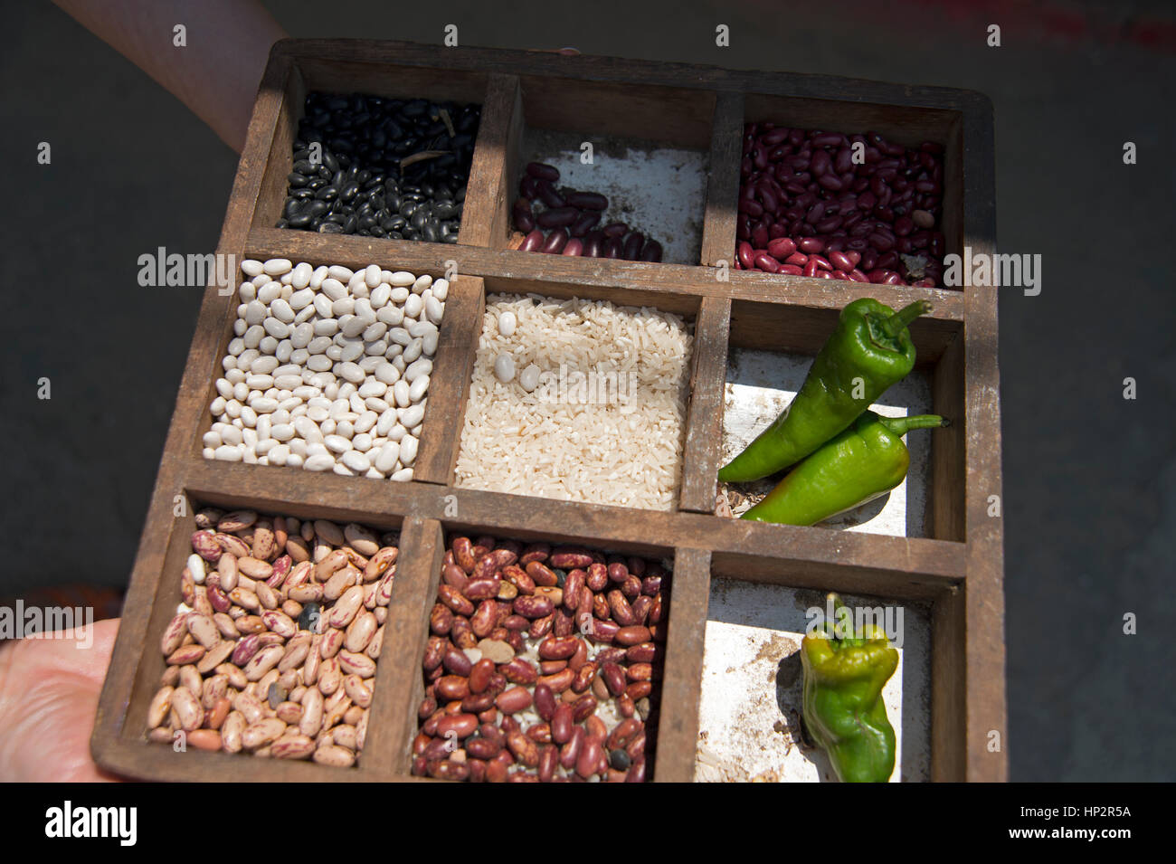 Detail aus einer Auswahl von Reis Bohnen und Hülsenfrüchte in einem Holztablett Trinidad Kuba Stockfoto