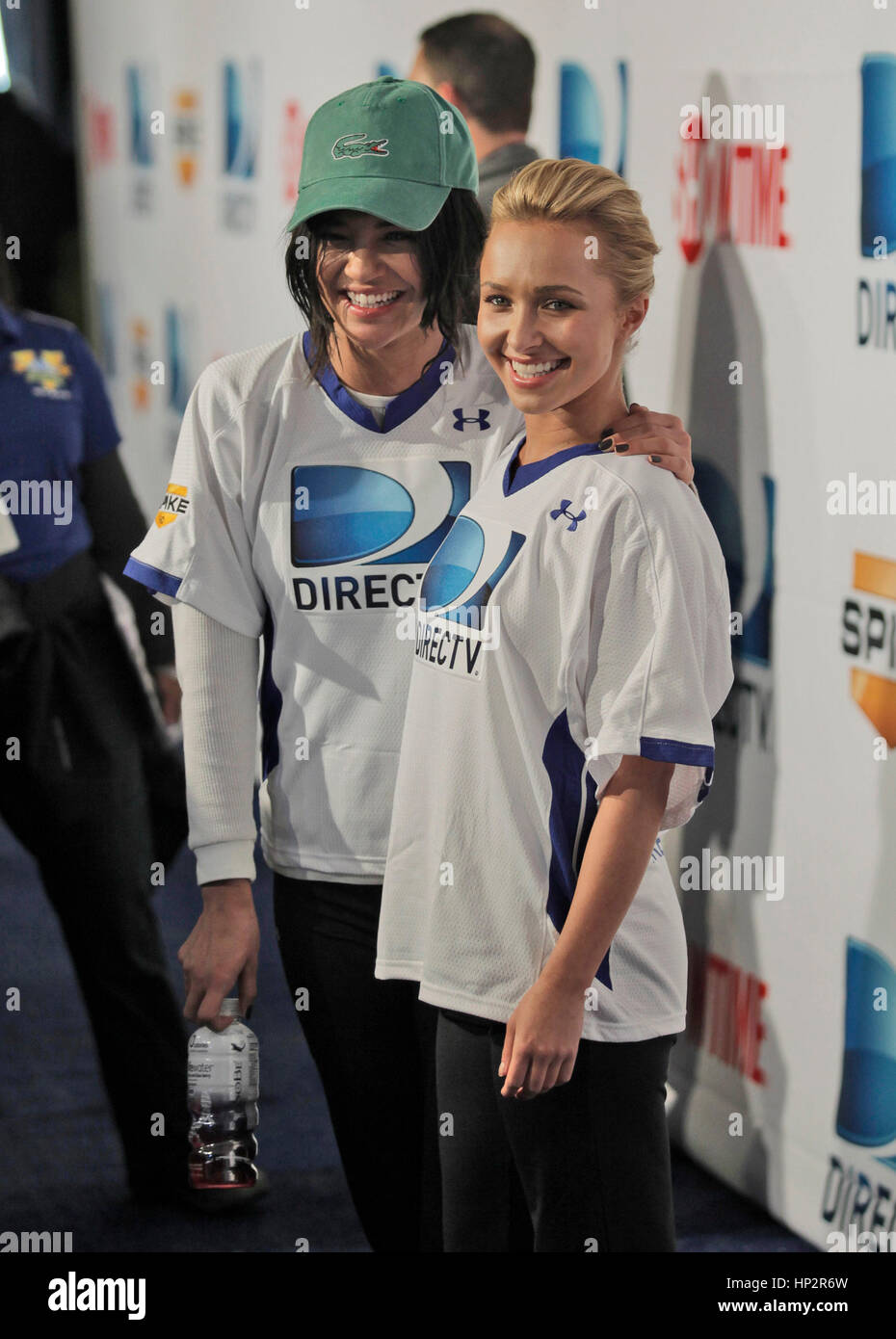 Jessica Szohr, links, und Hayden Panettiere bei der DIRECTV fünften jährlichen Celebrity Beach Bowl am 5. Februar 2011 in Dallas, Texas. Foto von Francis Specker Stockfoto