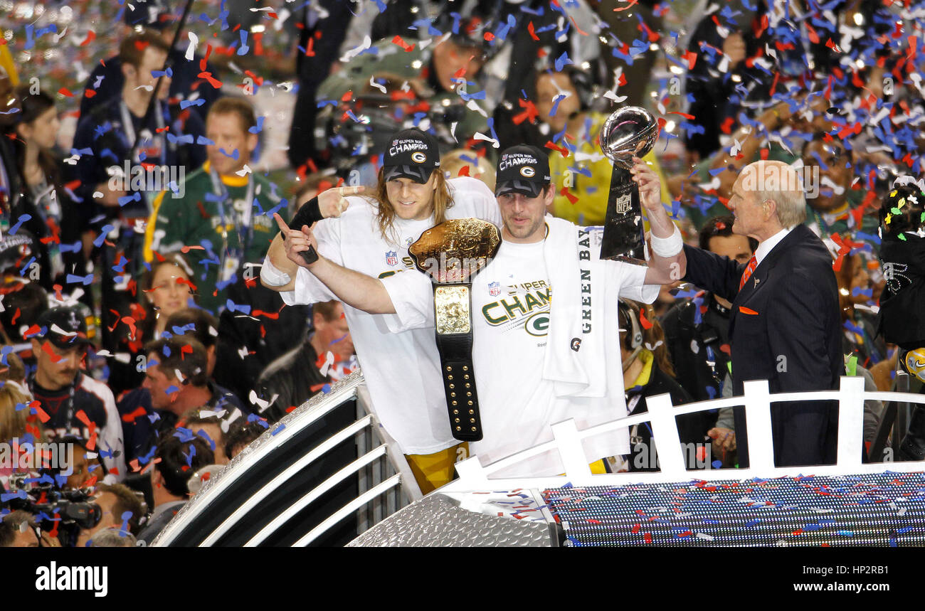Green Bay Packers Quarterback Aaron Rodgers (R) und Linebacker Clay Matthews mit Vince Lombardi Trophy nach dem Sieg über die Pittsburgh Steelers in der NFL Super Bowl XLV Fußballspiel in Arlington, Texas, 6. Februar 2011 zu feiern. Rodgers wurde MVP des Spiels gewählt. Foto von Francis Specker Stockfoto