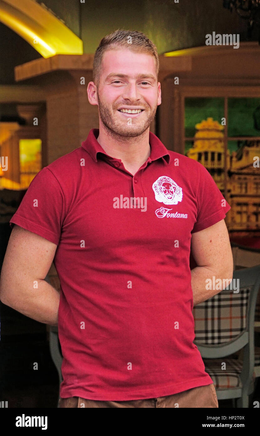 Porträt des jungen Mann arbeitet als Kellner in der Bar Fontana (Piceri Fontana) Pizza Restaurant in Shkoder, Albanien. Stockfoto