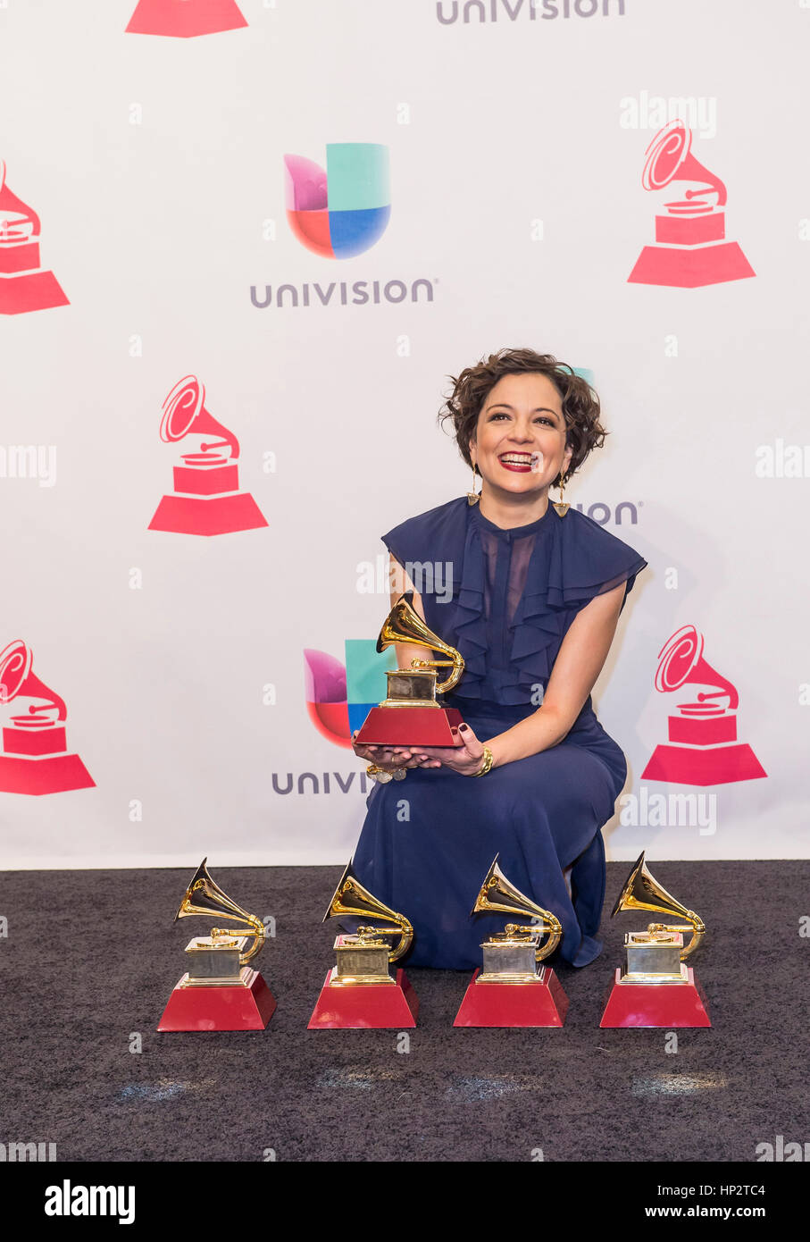 Natalia Lafourcade Gewinner des Lied des Jahres Posen im Presseraum während der 16. Annual Latin GRAMMY Awards in Las Vegas, Nevada Stockfoto