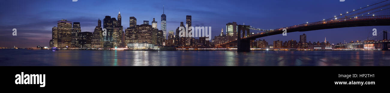 Skyline von New York mit Brooklyn Brücke Panorama bei Dämmerung, natürliche Farben Stockfoto