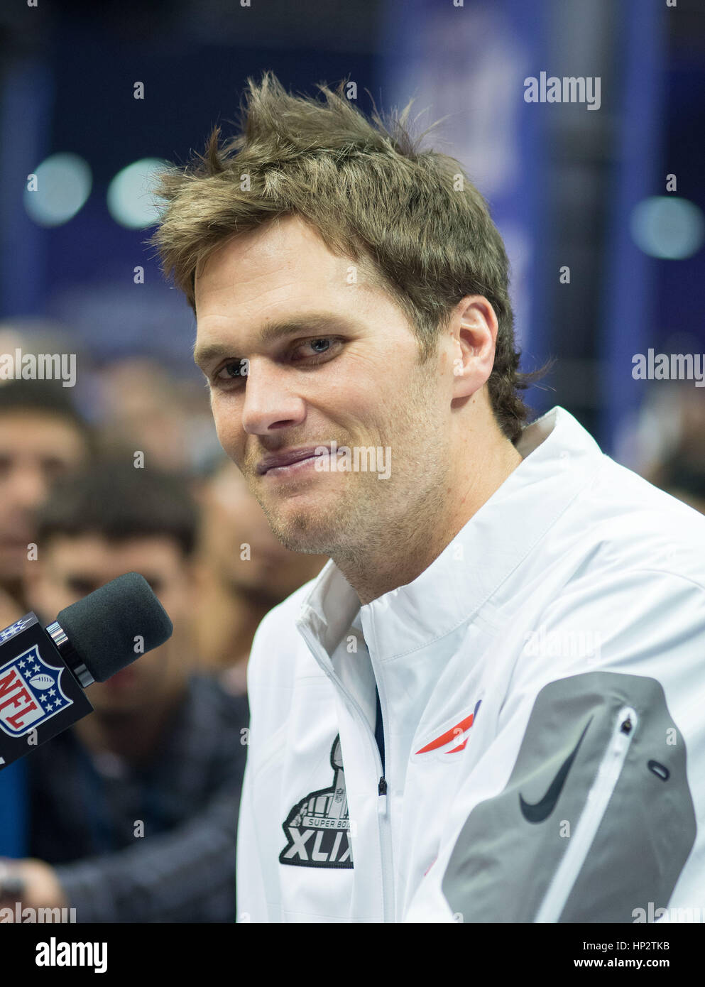 Patriots Quarterback Tom Brady ist am Super Bowl Media Day am 27. Januar 2015 in Phoenix, Arizona interviewt. Foto von Francis Specker Stockfoto