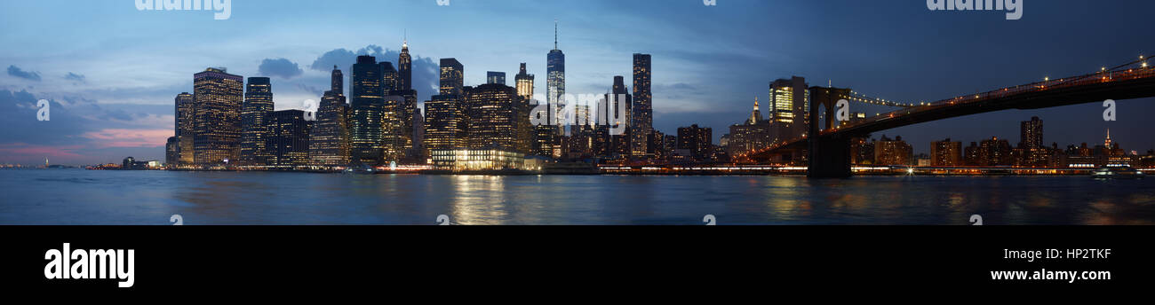 New York City Skyline Panorama mit Brooklynbrücke bei Sonnenuntergang, natürliche Farben Stockfoto