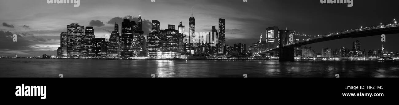 Skyline von New York City, Abend Panorama mit Brooklyn Bridge in schwarz / weiß Stockfoto