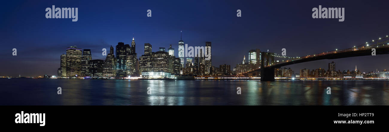 New York City Panorama Skyline mit Brooklyn Bridge bei Nacht Stockfoto