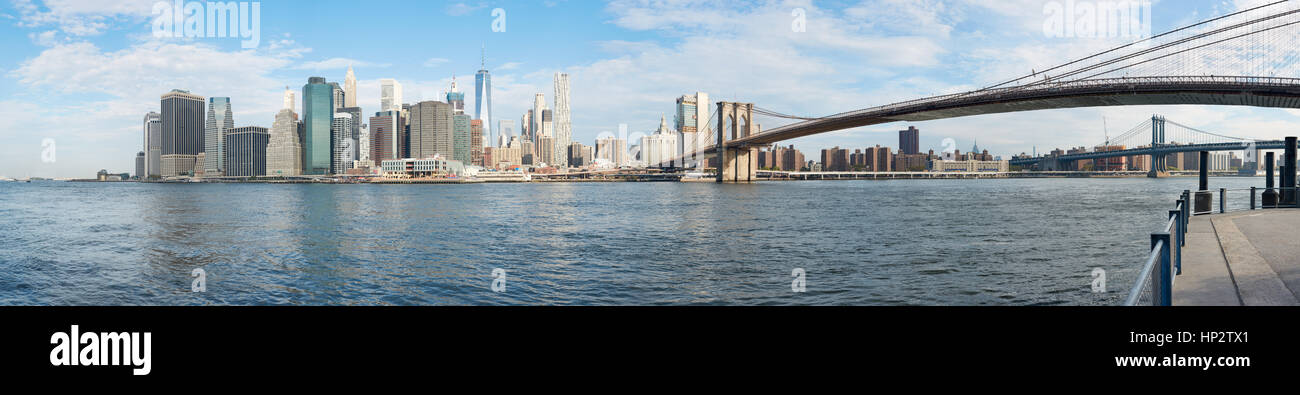 New York City Skyline Panorama und Brooklyn Bridge an einem sonnigen Tag Stockfoto
