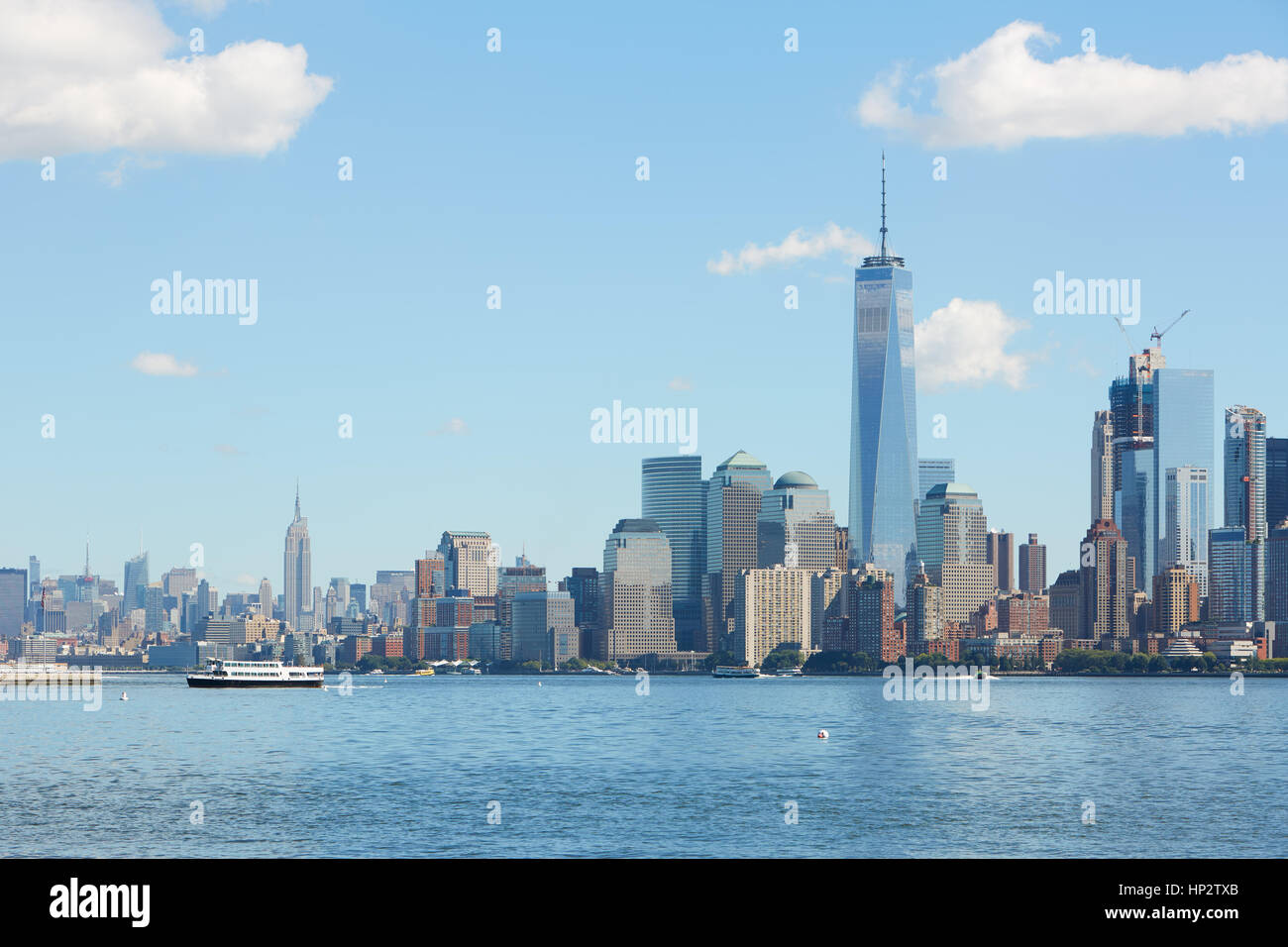 New York City Skyline Blick mit Wolkenkratzern, blauer Himmel Stockfoto