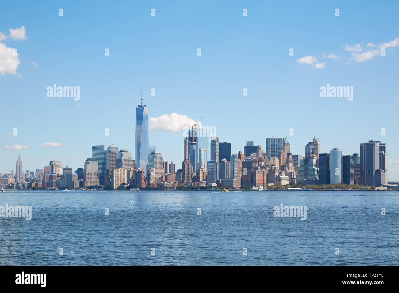 New York City Skyline-Blick an einem klaren Tag, blauer Himmel Stockfoto