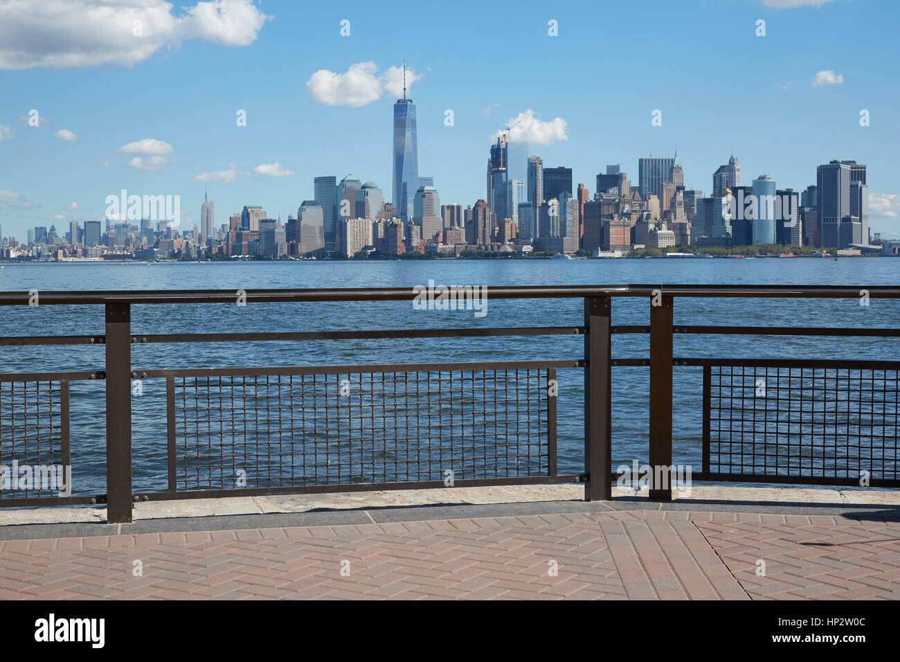 New York City Skyline-Blick von leeren Dock Terrasse an einem sonnigen Tag Stockfoto