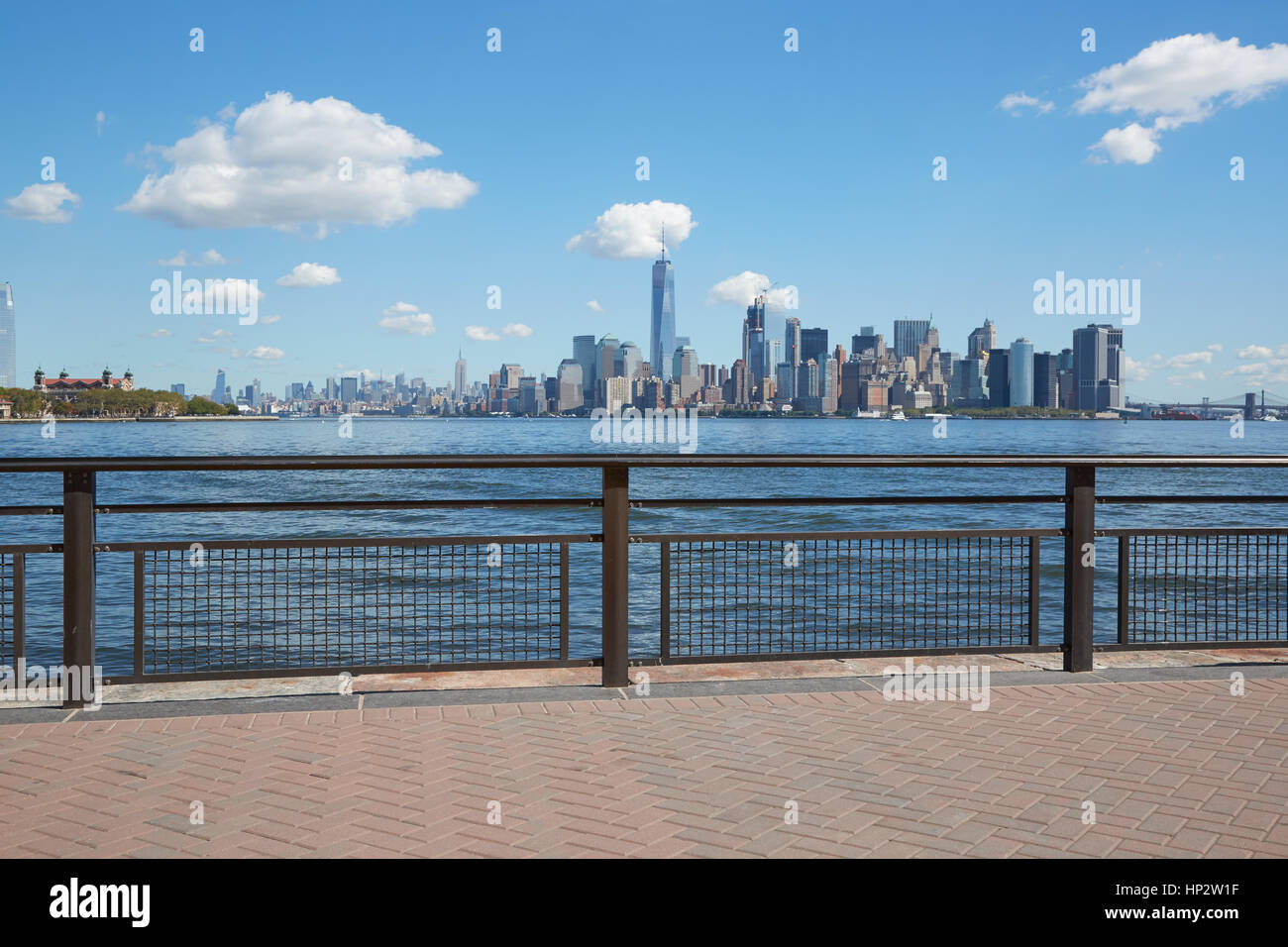 New York City Skyline-Blick aus leeren Dock mit Geländer an einem sonnigen Tag Stockfoto