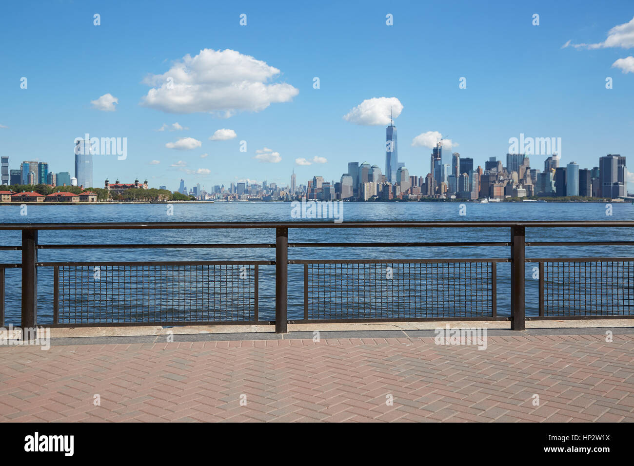 New York City Skyline-Blick von leeren Dock Terrasse im Sommer, blauer Himmel Stockfoto