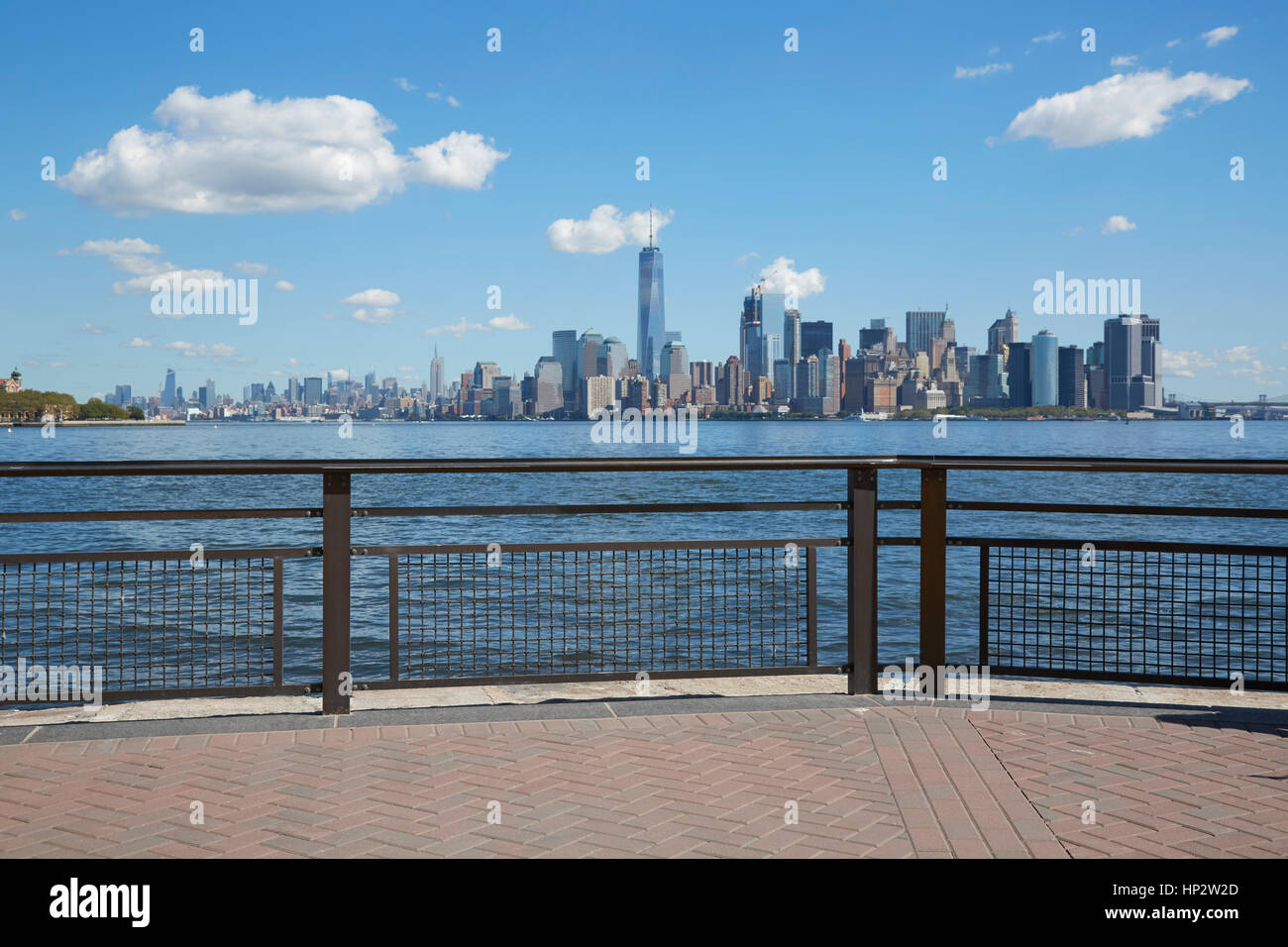 New York City Skyline-Blick aus leeren Dock Terrasse, blauer Himmel Stockfoto