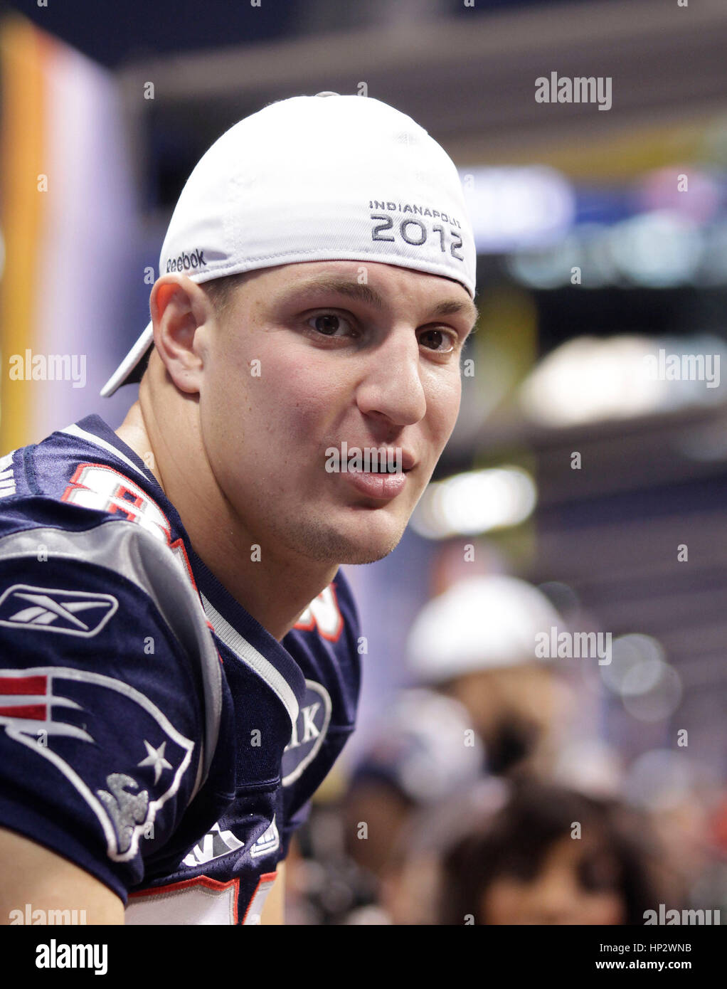 New England Patriots Rob Gronkowski spricht zu den Medien in den Super Bowl XLVI Media Day in Indianapolis, Indiana am 31. Januar 2012. Francis Specker Stockfoto