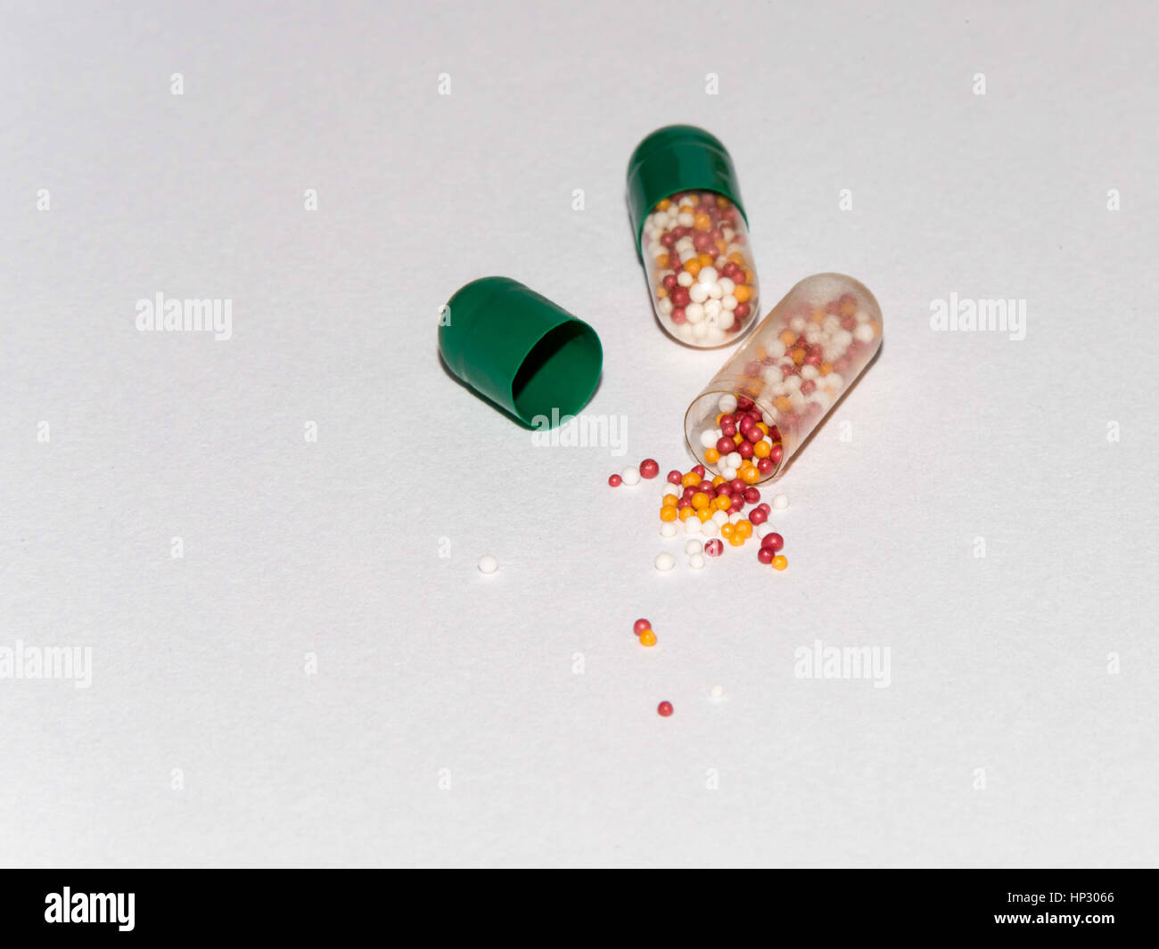 Registerkarten, Vitamine, Omega-3, Medikamente Tabletten und Kapseln in einen Becher füllen. Medikamente Tabletten, Zäpfchen Flaschen, Kapseln und Thermometer auf Registerkarte "aus Holz" Stockfoto