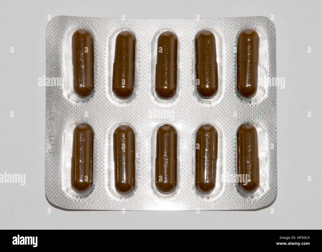 Registerkarten, Vitamine, Omega-3, Medikamente Tabletten und Kapseln in einen Becher füllen. Medikamente Tabletten, Zäpfchen Flaschen, Kapseln und Thermometer auf Registerkarte "aus Holz" Stockfoto