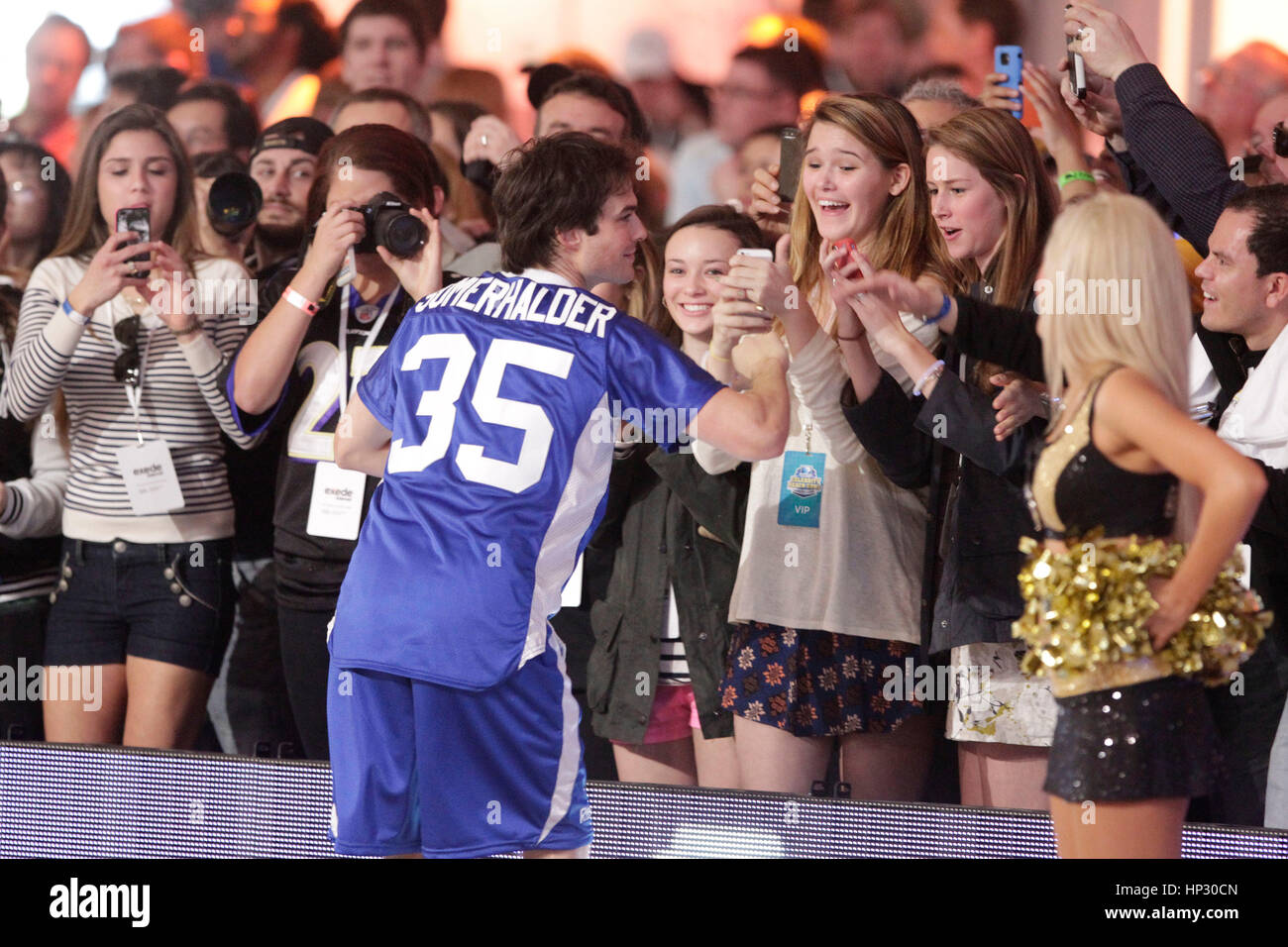 Ian Somerhalder grüßt Fans auf den Tribünen auf Directv siebten jährlichen Celebrity Beach Bowl am 2. Februar 2013, in New Orleans, Louisiana. Foto von Francis Specker Stockfoto