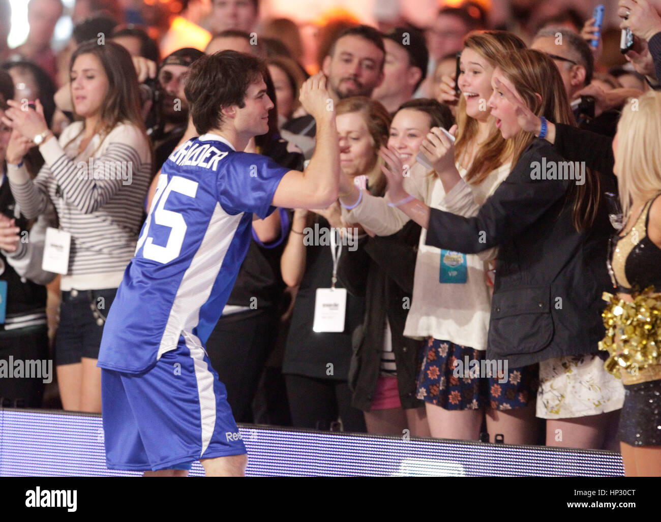 Ian Somerhalder grüßt Fans auf den Tribünen auf Directv siebten jährlichen Celebrity Beach Bowl am 2. Februar 2013, in New Orleans, Louisiana. Foto von Francis Specker Stockfoto