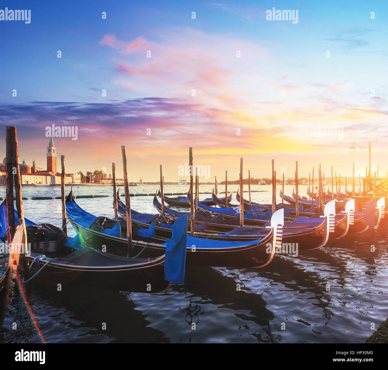 Stadtlandschaft. Fantastische Aussicht auf die Gondel bei Sonnenuntergang Stockfoto Stadtlandschaft. Fantastische Aussicht auf die Gondel bei Sonnenuntergang Stockfoto