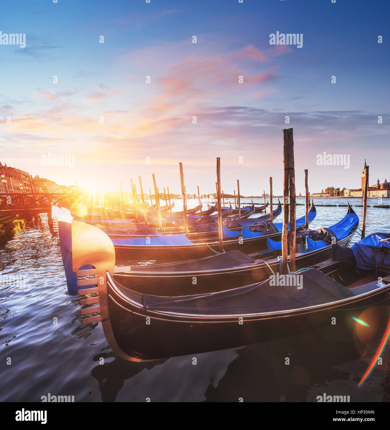 Stadtlandschaft. Fantastische Aussicht auf die Gondel bei Sonnenuntergang Stockfoto Stadtlandschaft. Fantastische Aussicht auf die Gondel bei Sonnenuntergang Stockfoto