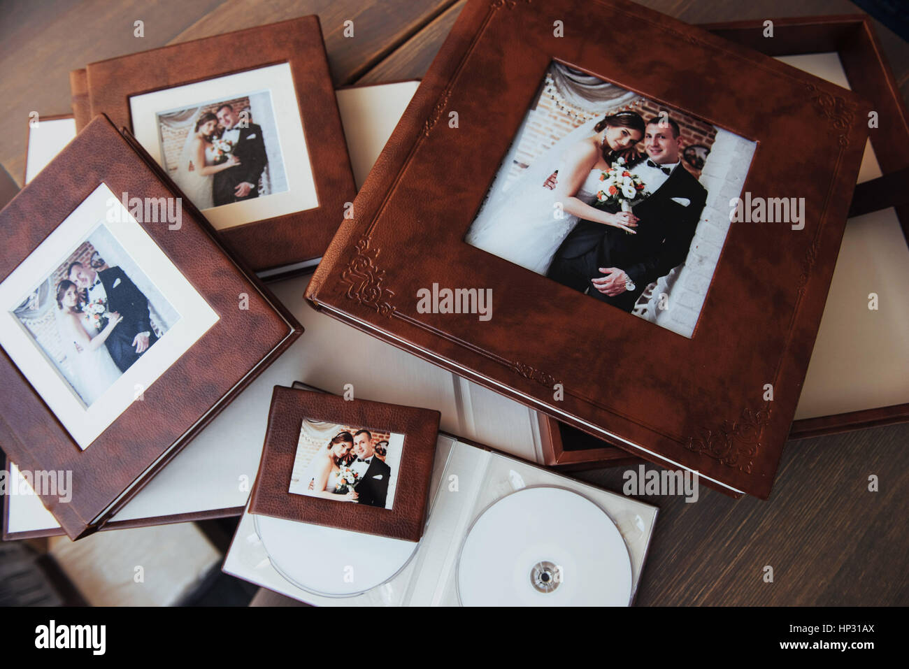 Fotobücher echte Leder handgefertigt dunkel braun und weiß Stockfoto