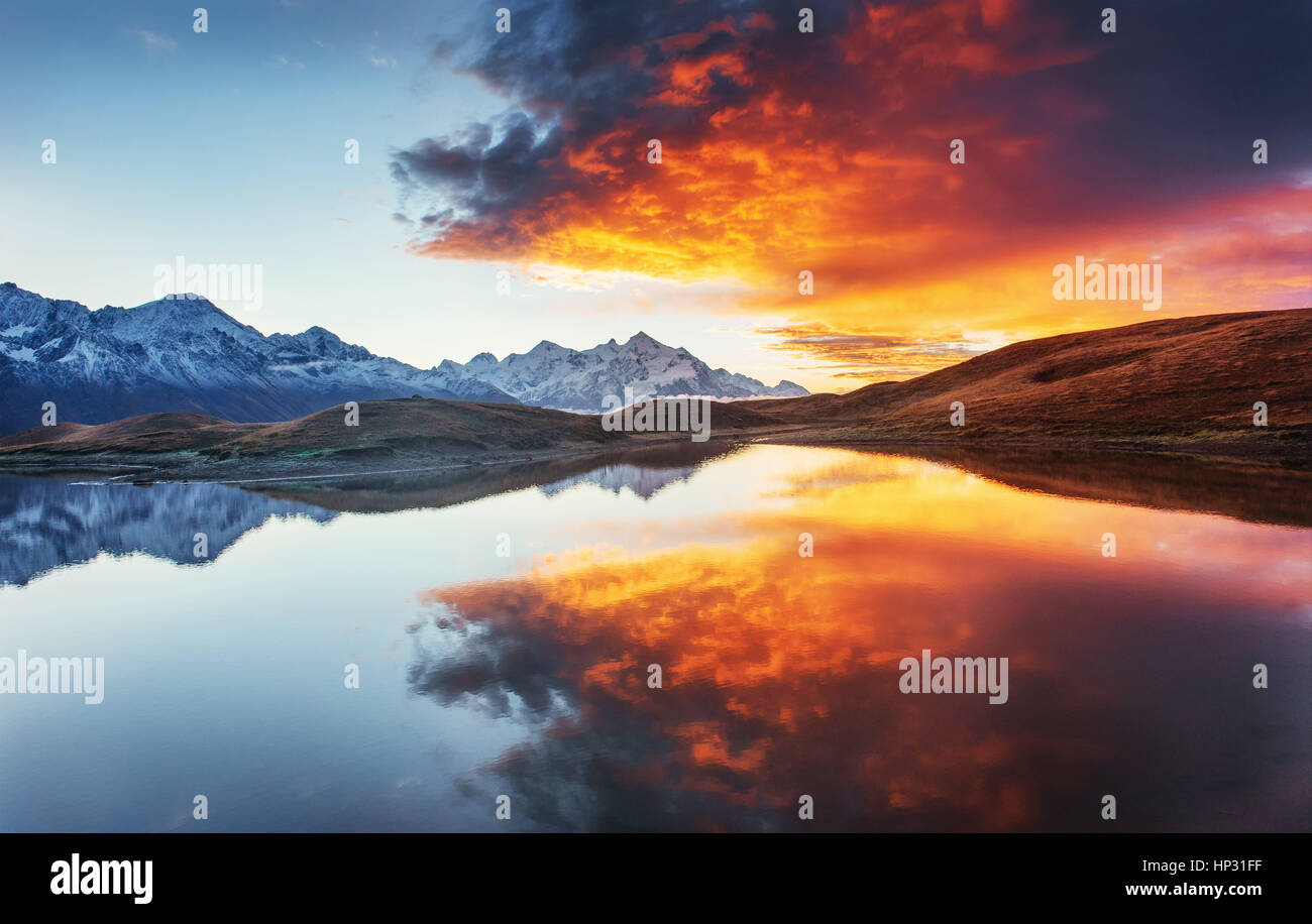 Sonnenuntergang am Berg-See-Koruldi. Obere Swanetien, Georgia, Europa. Stockfoto