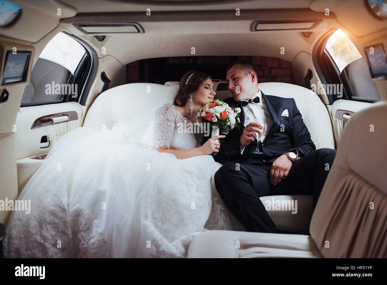 junges Paar in einem Auto in Hochzeitstag. Stockfoto