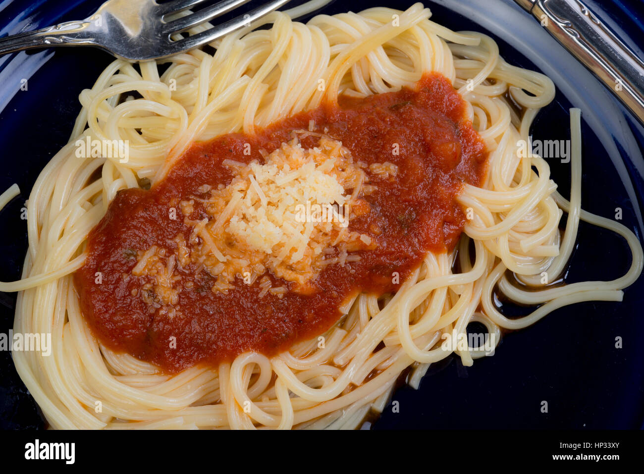 Spaghetti Abendessen mit Sauce und Käse Gabel auf Seite Stockfoto