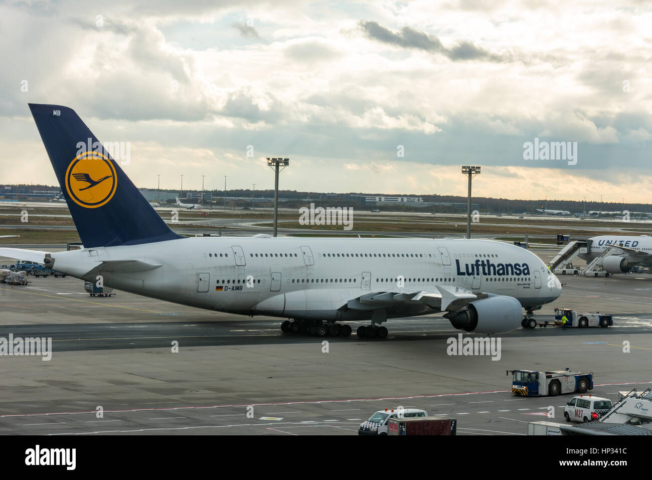 Frankfurt, Deutschland - 10. November 2016: Ein Airbus A380-800 Lufthansa München - Muenchen - Namen ist auf der Startbahn des Frankfurter Flughafens. Lufthansa als Stockfoto