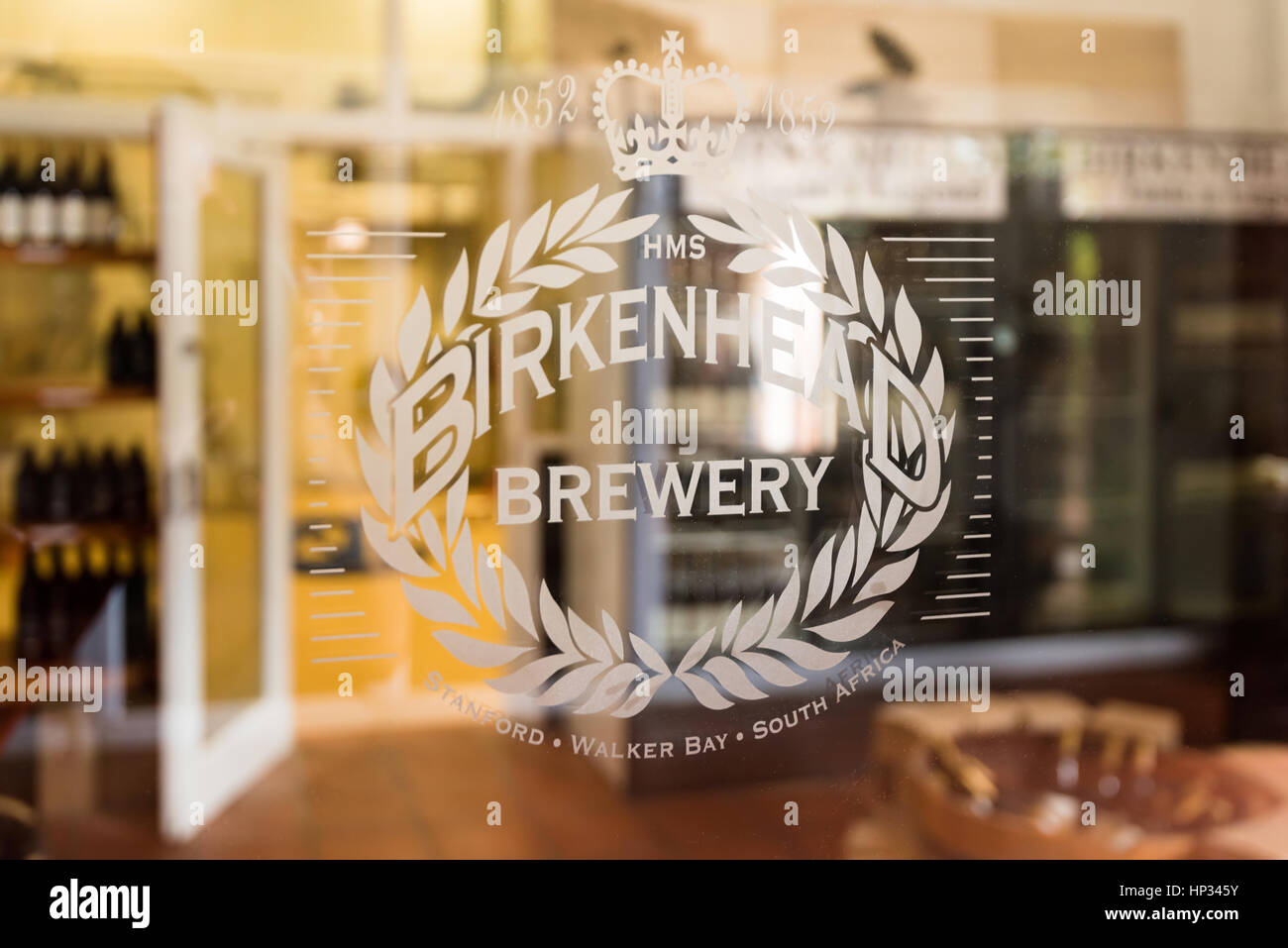 Stanford, Südafrika - 17. November 2016: Blick in den Verkaufsraum und die Produktionsanlagen der kleinen Handwerk Bierbrauerei Birkenhead im Süden Stockfoto