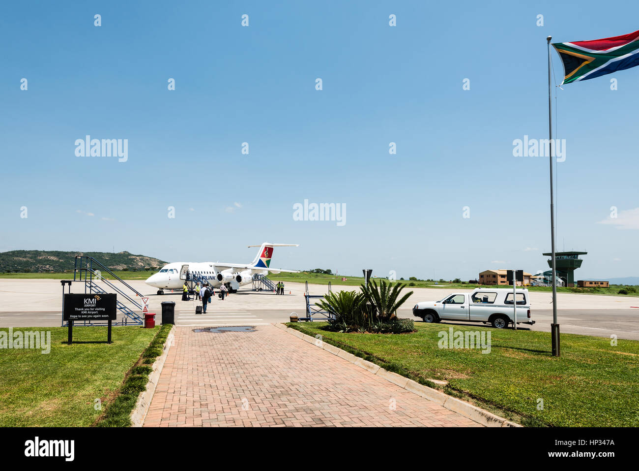 Nelspruit, Südafrika - 29. November 2016: gemütliche Abreise Szene in Nelspruit Mpumalanga Flughafen mit dem Turm im Hintergrund. Es dient Traveller Stockfoto