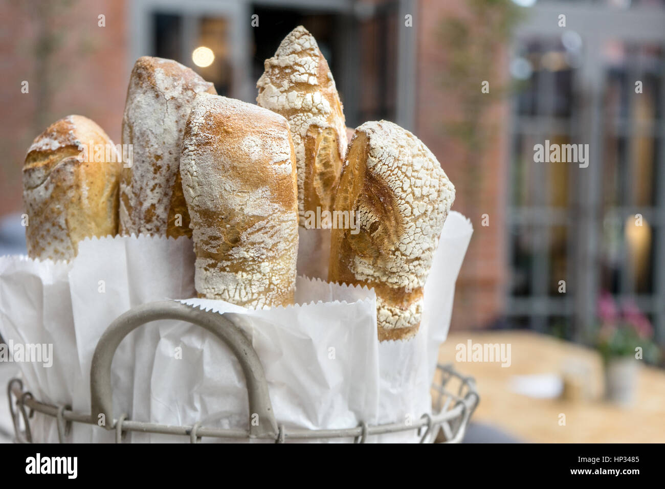 Frische, knusprige Baguette in einem Korb Stockfoto